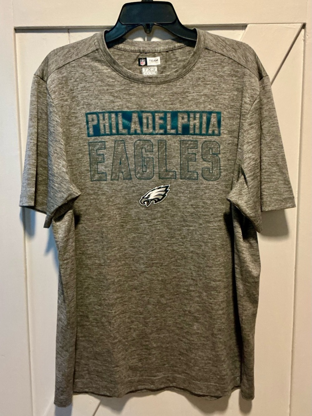 Philadelphia Eagles Men’s Team Apparel brand performance t-shirt - Size Large